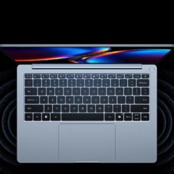 Vista superior do teclado de tamanho completo e amplo touchpad do Xiaomi Redmibook 14 Pro 2026